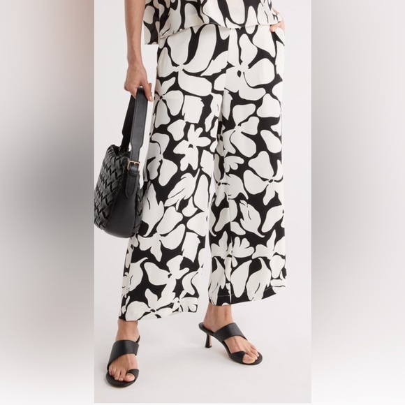 NWT NORDSTROM RACK
Wide Leg black and white,
Crop Pants Size M - Picture 6 of 17